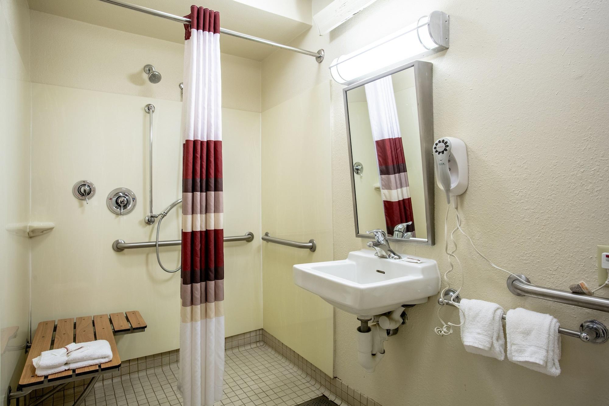 מלון Super 8 By Wyndham Deerfield - Northbrook מראה חיצוני תמונה