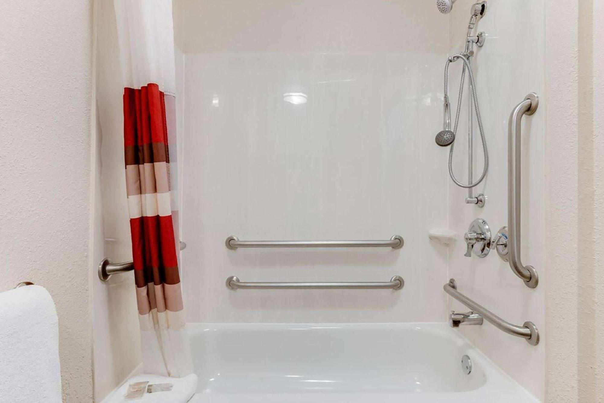מלון Super 8 By Wyndham Deerfield - Northbrook מראה חיצוני תמונה