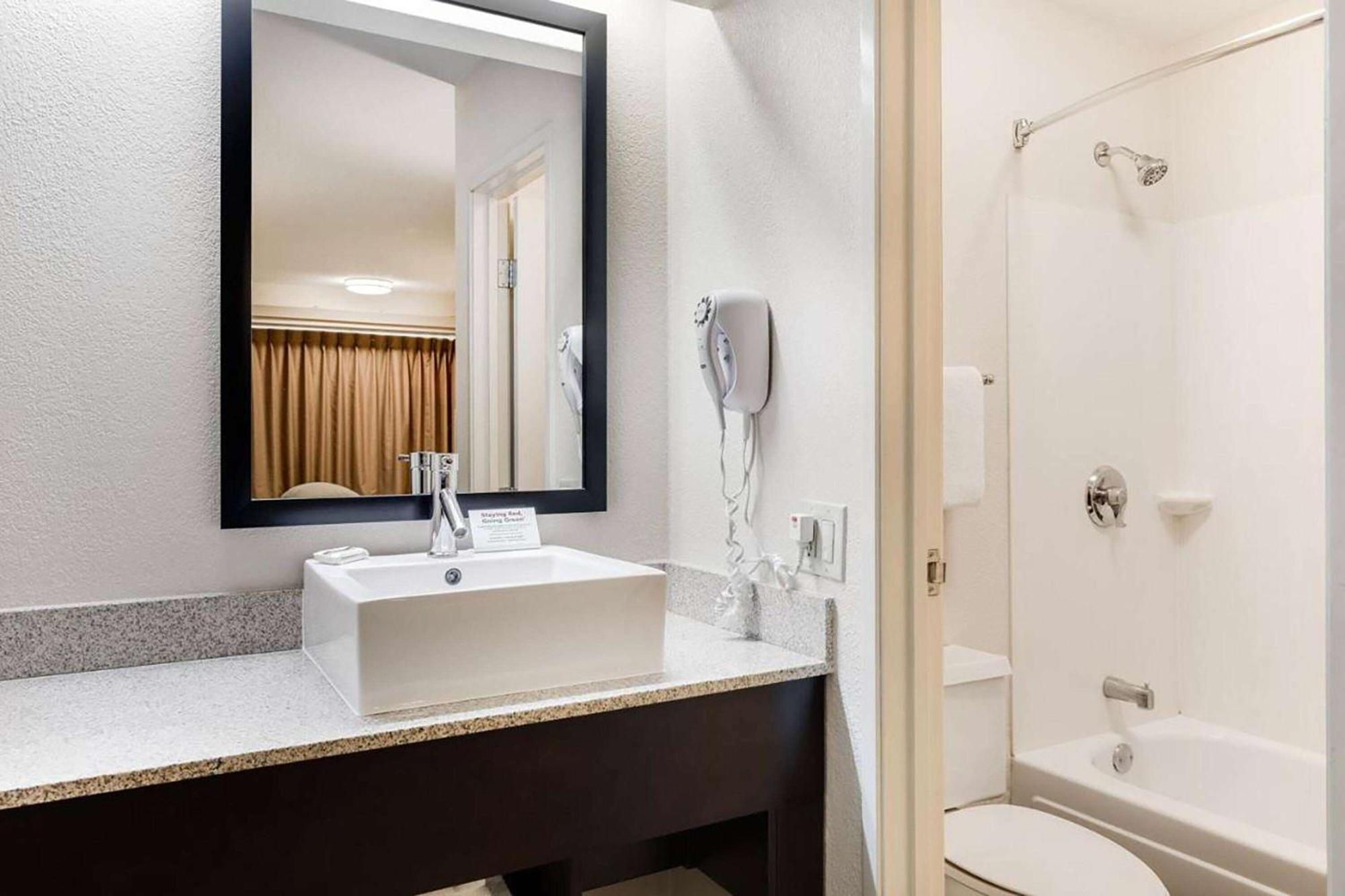 מלון Super 8 By Wyndham Deerfield - Northbrook מראה חיצוני תמונה