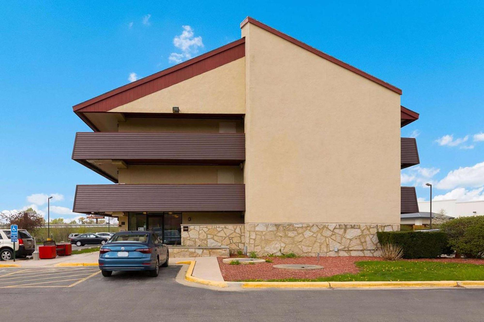 מלון Super 8 By Wyndham Deerfield - Northbrook מראה חיצוני תמונה