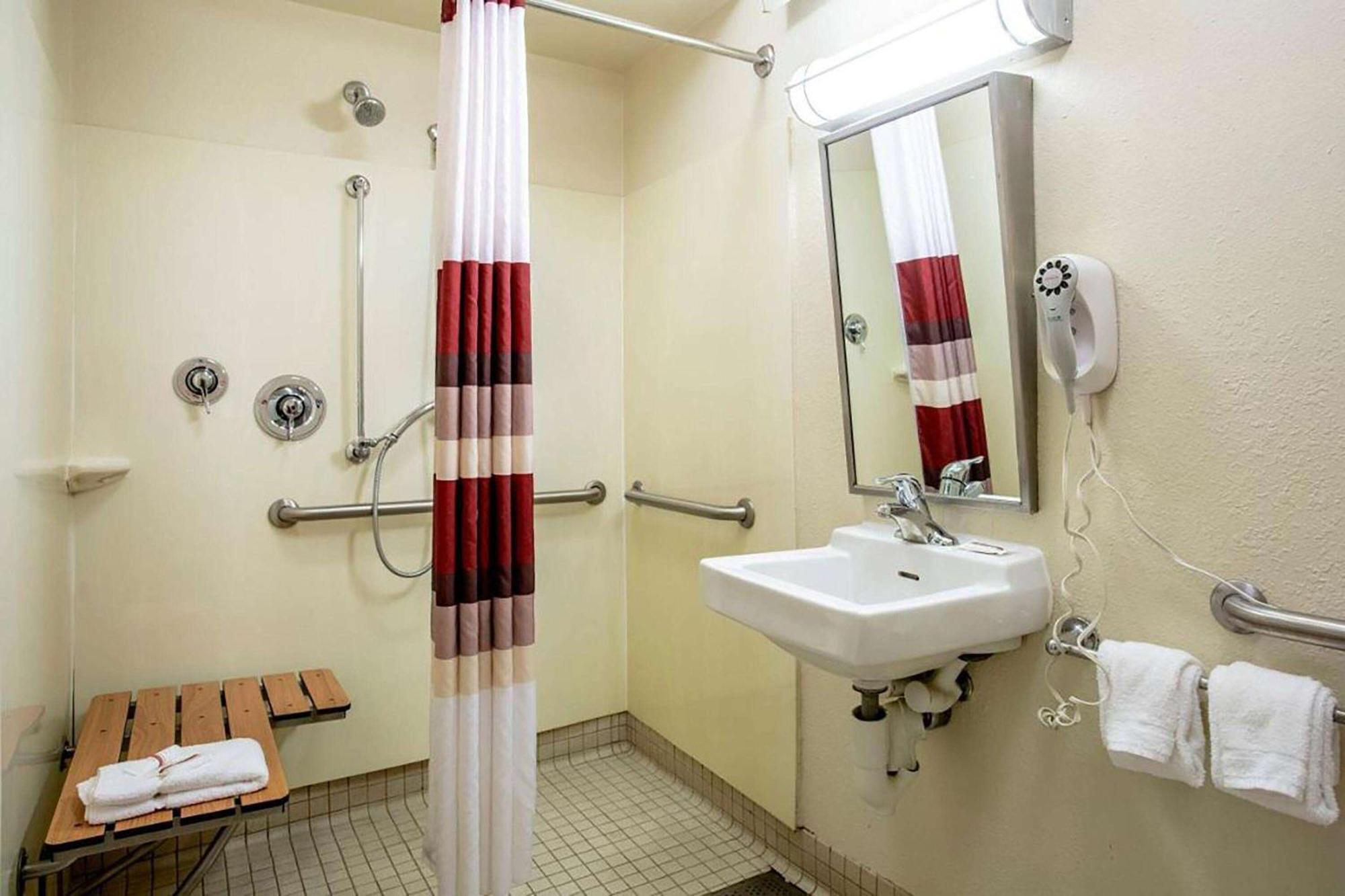 מלון Super 8 By Wyndham Deerfield - Northbrook מראה חיצוני תמונה